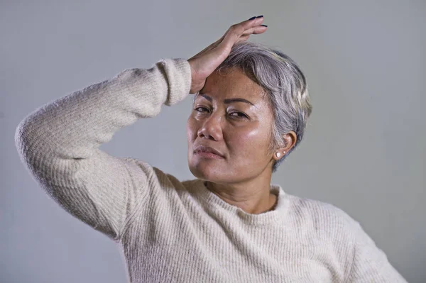 Portret dramatic al unei femei asiatice de vârstă mijlocie tristă și deprimată care plânge neajutorată suferă de depresie și de criză de anxietate în durere și față disperată — Fotografie, imagine de stoc