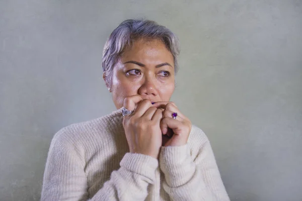Portret dramatic al unei femei asiatice de vârstă mijlocie tristă și deprimată care plânge neajutorată suferă de depresie și de criză de anxietate în durere și față disperată — Fotografie, imagine de stoc