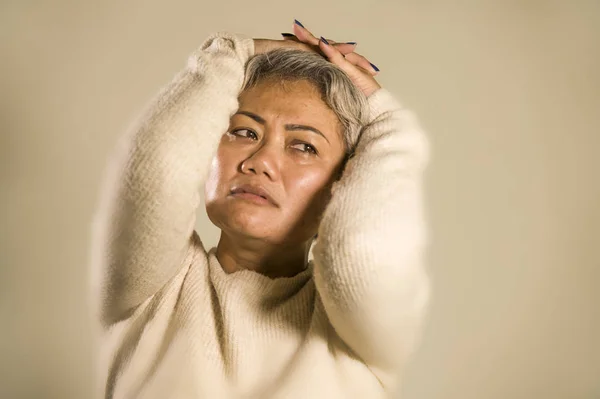 Dramatisches Porträt attraktiver trauriger und depressiver Menschen mittleren Alters als — Stockfoto