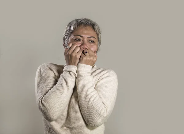 Portrait dramatique de attrayant triste et déprimé femme asiatique d'âge moyen pleurer impuissant souffrant problème de dépression et crise d'anxiété dans la douleur et le visage désespéré — Photo