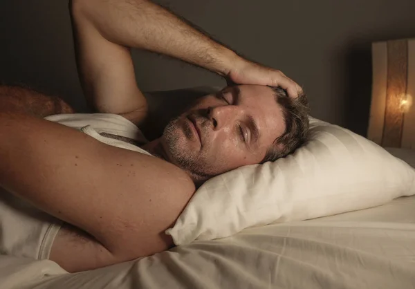 Pria paruh baya yang putus asa dan depresi tidak dapat tidur dalam krisis kecemasan dan depresi merasa kewalahan dan frustrasi di tempat tidur — Stok Foto
