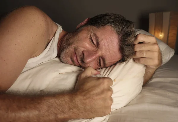 Pria paruh baya yang putus asa dan depresi tidak dapat tidur dalam krisis kecemasan dan depresi merasa kewalahan dan frustrasi di tempat tidur — Stok Foto