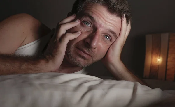 Primer plano retrato de cara de hombre atractivo insomne y despierto con los ojos bien abiertos por la noche acostado en la cama sufriendo de insomnio trastorno del sueño tratando de dormir —  Fotos de Stock