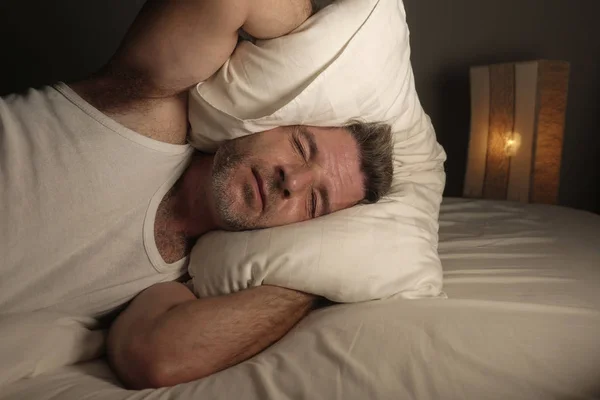 Close up retrato rosto de homem atraente sem sono e acordado com os olhos bem abertos à noite deitado na cama sofrendo insônia transtorno do sono tentando dormir — Fotografia de Stock