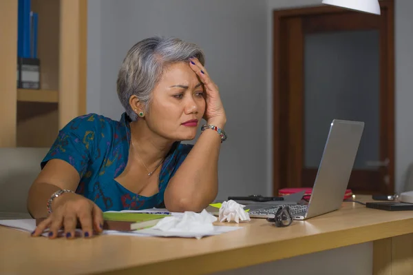 Escritório estilo de vida retrato de triste e deprimido meia-idade atraente mulher asiática trabalhando no laptop computador mesa estressado e cansado sentimento oprimido — Fotografia de Stock