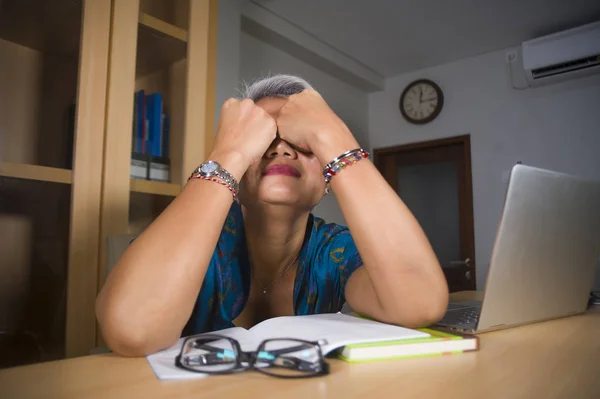 Escritório estilo de vida retrato de triste e deprimido meia-idade atraente mulher asiática trabalhando no laptop computador mesa estressado e cansado sentimento oprimido — Fotografia de Stock