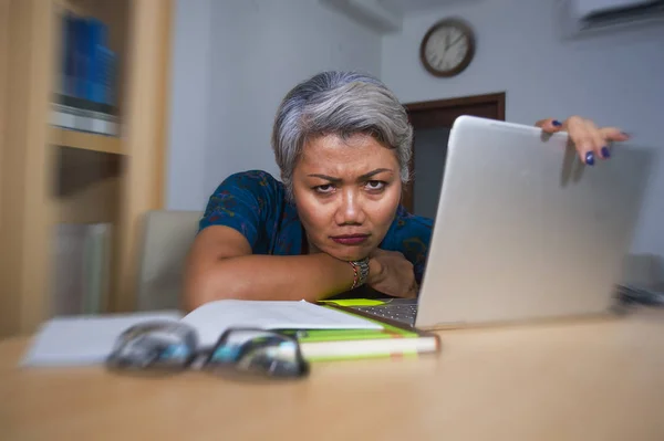 Bureau style de vie portrait de triste et déprimé moyen âge attrayant asiatique femme travaillant sur ordinateur portable bureau stressé et fatigué sentiment bouleversé et impuissant — Photo