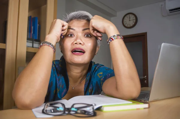 Bureau style de vie portrait de triste et déprimé moyen âge attrayant asiatique femme travaillant sur ordinateur portable bureau stressé et fatigué sentiment bouleversé et impuissant — Photo