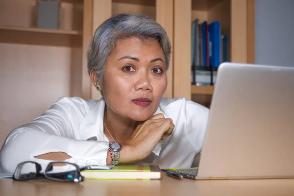 Çekici depresif ve üzgün olgun Asya iş kadını ofis bilgisayar masasında çalışan duygu stresli ve ezilmiş acı anksiyete krizi ve depresyon — Stok fotoğraf