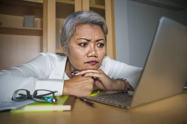 Çekici depresif ve üzgün olgun Asya iş kadını ofis bilgisayar masasında çalışan duygu stresli ve ezilmiş acı anksiyete krizi ve depresyon — Stok fotoğraf