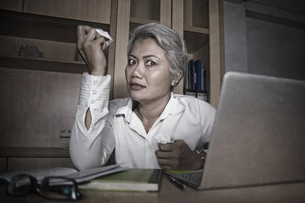 Atrakcyjne zdesperowany i podkreślił w średnim wieku Asian kobieta krzyczeć gestu przytłoczeni i przepracowanie pracy w biurze komputera uczucie wykorzystania — Zdjęcie stockowe