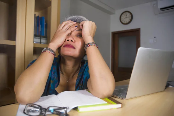 办公室生活方式肖像沮丧和过度劳累的中年有吸引力的亚洲妇女工作在笔记本电脑办公桌上的压力感到心烦意乱和不知所措 — 图库照片