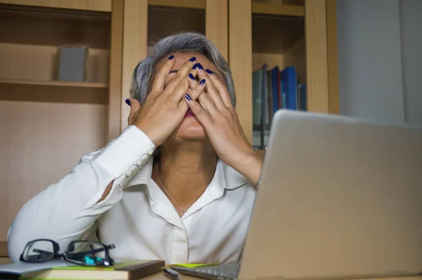 Κατάθλιψη και καταπονημένος μεσαίου ηλικίας ελκυστική Ασίας γυναίκα που εργάζεται στο στρες στο φορητό υπολογιστή γραφείο που καλύπτει το πρόσωπό της κλαίγοντας συγκλονισμένοι αναζητούν εξαντλημένοι — Φωτογραφία Αρχείου