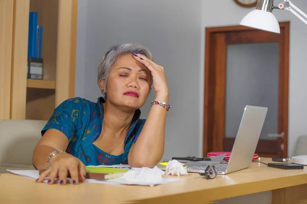 Escritório estilo de vida retrato de triste e deprimido meia-idade atraente mulher asiática trabalhando no laptop computador mesa estressado e cansado sentimento oprimido — Fotografia de Stock