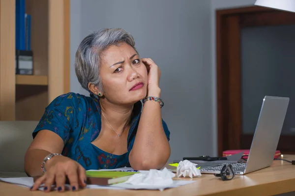 Escritório estilo de vida retrato de triste e deprimido maduro atraente mulher asiática trabalhando no laptop computador mesa estressado e cansado sentimento oprimido e desmotivado — Fotografia de Stock