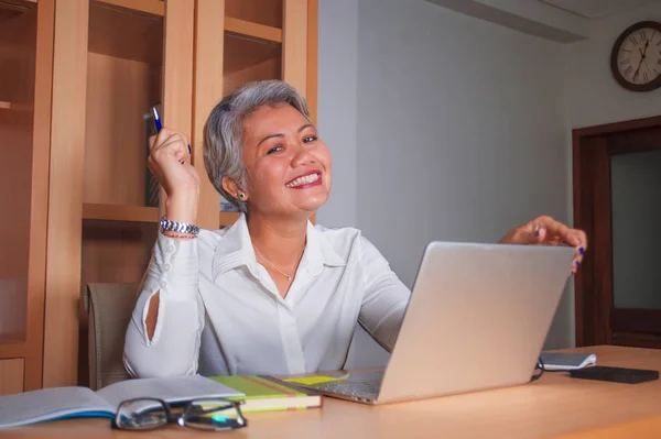 Vállalati munka életmód portré boldog és sikeres vonzó középkorú ázsiai nő dolgozik irodai laptop számítógép asztal elégedett és hatékony az üzleti siker — Stock Fotó
