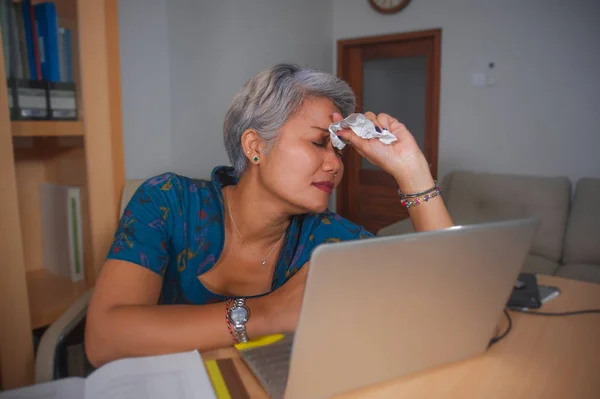 Atraente estressado e sobrecarregado mulher asiática trabalhando no escritório laptop mesa de computador no estresse sentindo-se frustrado e chateado na pressão de negócios e problema de trabalho — Fotografia de Stock