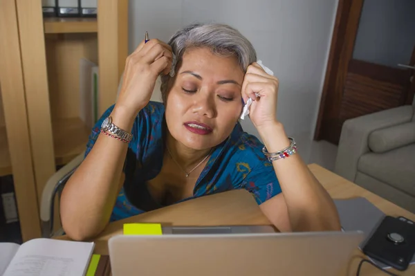 Atraente estressado e sobrecarregado mulher asiática trabalhando no escritório laptop mesa de computador no estresse sentindo-se frustrado e chateado na pressão de negócios e problema de trabalho — Fotografia de Stock