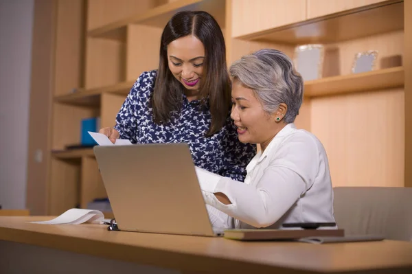 Natuurlijke Lifestyle portret van twee zakenpartners of collega's vrouwen samenwerken en gelukkig en vrolijk werken op kantoor laptop computer bureau — Stockfoto