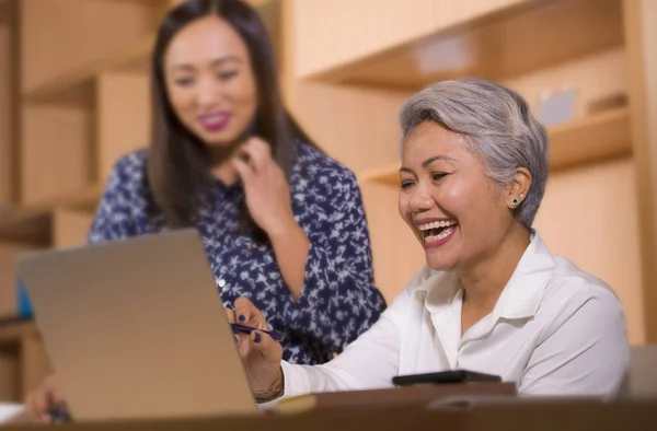 Zakenpartners vrouwen samenwerken en samenwerken gelukkig en succesvol bij Bureau laptop computer bureau in functie vrouwelijke collega's samenwerking en succes — Stockfoto