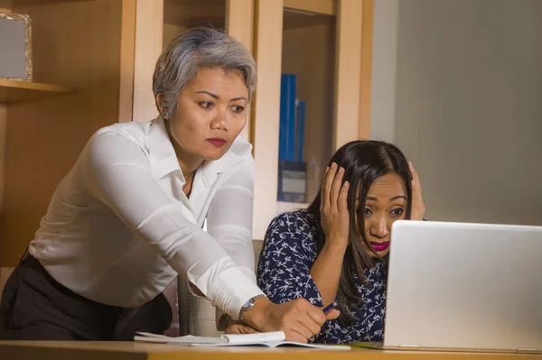 Ofis patronu veya baş otorite ve yardımcısı kınama acı bilgisayar hatası için kızgın çalışan kız nagging ve azarlama üzgün iş kadını — Stok fotoğraf