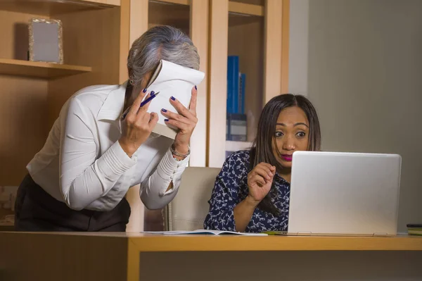 Ofis patronu veya baş otorite ve yardımcısı kınama acı bilgisayar hatası için kızgın çalışan kız nagging ve azarlama üzgün iş kadını — Stok fotoğraf