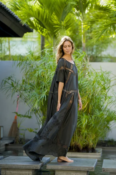 화려한 세련되고 아름다운 금발 의 여자에 아름다움 패션 사진 촬영 은 열대 빌라 배경에 걷는 독점적 인 디자인 긴 드레스를 입고 우아한 포즈 — 스톡 사진