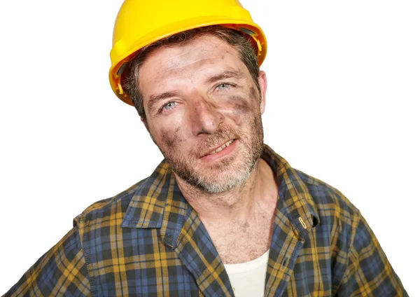 Firmenporträt eines Bauarbeiters - attraktiver und glücklicher Bauarbeiter mit Schutzhelm, der selbstbewusst als erfolgreicher Bauunternehmer oder fröhlicher Handwerker lächelt — Stockfoto