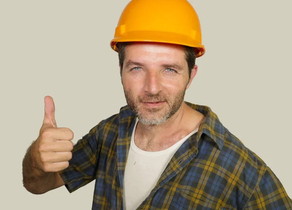 Firmenporträt eines Bauarbeiters - gutaussehender und selbstbewusster Bauarbeiter mit Schutzhelm, der glücklich lächelt und entspannt als erfolgreicher Bauunternehmer oder Handwerker posiert — Stockfoto