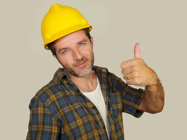 Retrato corporativo del trabajador de la construcción - Hombre constructor atractivo y feliz en casco de seguridad dando pulgar hacia arriba sonriendo como contratista exitoso o manitas — Foto de Stock