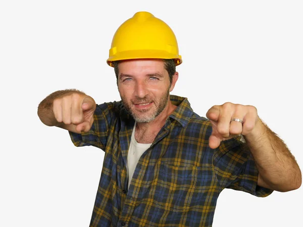 Εταιρικό πορτρέτο του εργαζόμενου κατασκευής-ελκυστικός και ευτυχισμένος οικοδόμος άνθρωπος στο κράνος ασφαλείας χαμογελαστά σίγουροι θέτοντας χαλαρή ως επιτυχημένος εργολάβος ή πολυτεχνίτης — Φωτογραφία Αρχείου