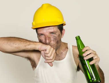 susuz ve yorgun yapıcı işçi veya inşaatçı adam güvenlik kaskı içinde stüdyoda izole iş molası sırasında ferahlatıcı soğuk bira şişesi içme yorgun hissediyorum