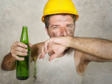 susuz ve yorgun yapıcı işçi veya inşaatçı adam güvenlik kaskı içinde stüdyoda izole iş molası sırasında ferahlatıcı soğuk bira şişesi içme yorgun hissediyorum