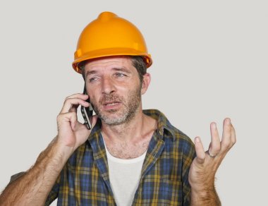üzgün inşaat işçisi veya inşaatçı şapka stresli müteahhit adam portresi iş sorunu veya hata ile karıştırarak stres mutsuz cep telefonu konuşuyor