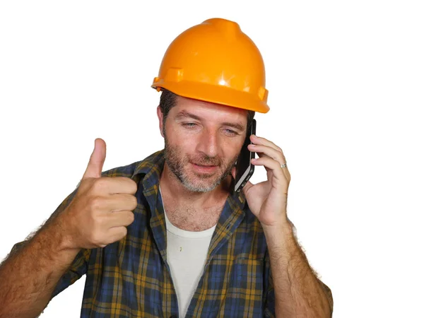 Fericit muncitor eficient și vesel sau antreprenor om purtând pălărie constructor vorbind cu clientul mulțumit pe telefonul mobil zâmbind încrezător izolat pe alb — Fotografie, imagine de stoc