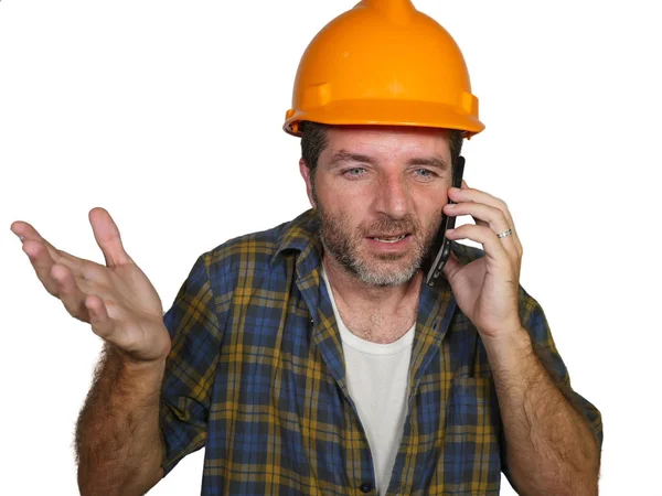 沮丧的建筑工人或紧张的承包商男子在建设者帽子说话的手机不高兴在压力混乱的工作问题或错误 — 图库照片