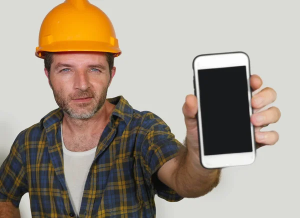 施工工人在承包商头盔拿着手机提供公司建设和维修服务微笑愉快和自信地邀请呼叫 — 图库照片