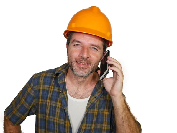 Feliz trabalhador eficiente e alegre ou empreiteiro homem vestindo chapéu construtor tallking com cliente satisfeito no telefone móvel sorrindo confiante isolado no branco — Fotografia de Stock