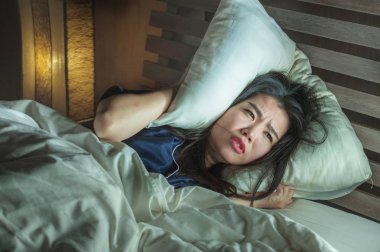 Genç güzel üzgün ve depresif Asya Koreli kadın uyanık yatakta geç gece acı anksiyete krizi ve depresyon sorunu duygusuz ve umutsuz duygu