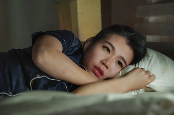 Casa estilo de vida retrato de jovem bonita triste e deprimida asiática chinesa mulher acordada na cama tarde da noite sofrendo crise de ansiedade e depressão problema sentimento desesperado — Fotografia de Stock