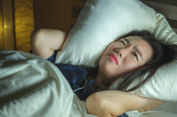 Home Lifestyle Porträt der jungen schönen traurig und deprimiert asiatische Chinesin wach im Bett spät in der Nacht leiden Angstkrise und Depression Problem verzweifelt fühlen — Stockfoto