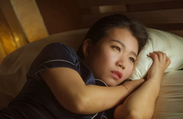 Home Lifestyle Porträt der jungen schönen traurig und deprimiert asiatische Koreanerin wach im Bett spät in der Nacht leiden Angstkrise und Depression Problem verzweifelt fühlen — Stockfoto