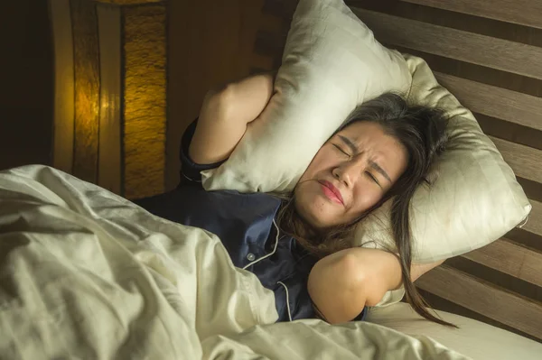 Домашний образ жизни портрет молодой красивой грустной и депрессивной азиатской корейской женщины, проснувшейся в постели поздно ночью, страдающей от кризиса тревоги и депрессии, испытывающей отчаяние — стоковое фото
