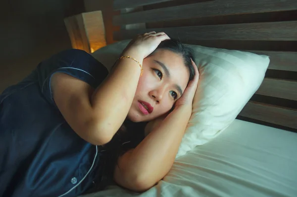 Otthoni életmód portréja fiatal szép szomorú és nyomott ázsiai koreai nő ébren az ágyban késő este szenvedő szorongás válság és a depresszió probléma érzés kétségbeesett — Stock Fotó
