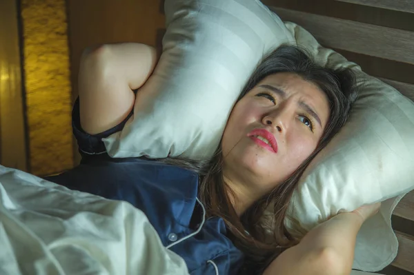 Wanita Asia yang sedih dan tertekan terjaga di tempat tidur larut malam dan mengalami krisis kecemasan dan masalah depresi merasa putus asa setelah hubungan putus — Stok Foto