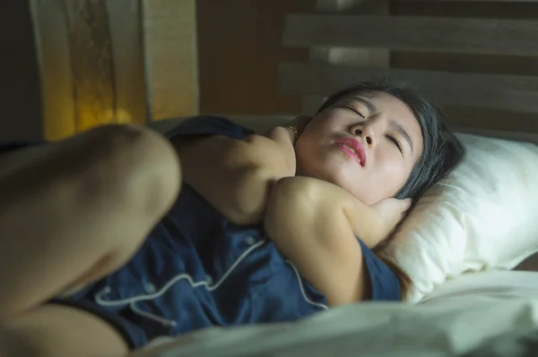 若い美しい悲しさと落ち込んだアジア系中国人女性のホームライフスタイルの肖像画は、ベッドで深夜に目を覚ます不安の危機とうつ病の問題に絶望的な感じ — ストック写真