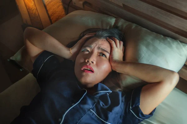 Casa estilo de vida dramático retrato de joven hermosa triste y deprimida mujer coreana asiática despierta en la cama tarde por la noche sufriendo crisis de ansiedad y depresión problema —  Fotos de Stock