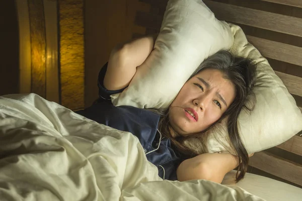 Junge schlaflose schöne und verängstigte asiatische Chinesin, die nachts wach auf dem Bett liegt, leidet unter Albtraum, nachdem sie in Angst und gestresstem Gesicht Zombie-Horrorfilm gesehen hat — Stockfoto