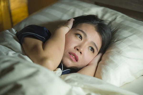 Jovem sem sono bonito e assustado asiático coreano mulher deitada na cama acordado à noite sofrendo pesadelo depois de assistir zumbi filme de terror no medo e rosto estressado — Fotografia de Stock
