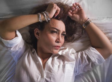 dramatik yaşam tarzı portre çekici üzgün ve depresyona orta yaş yaklaşık 50s kadın duygu yatakta acı depresyon ve anksiyete krizi tek başına üzgün